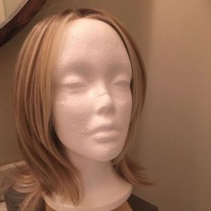 Raquel Welch Upstage petite wig